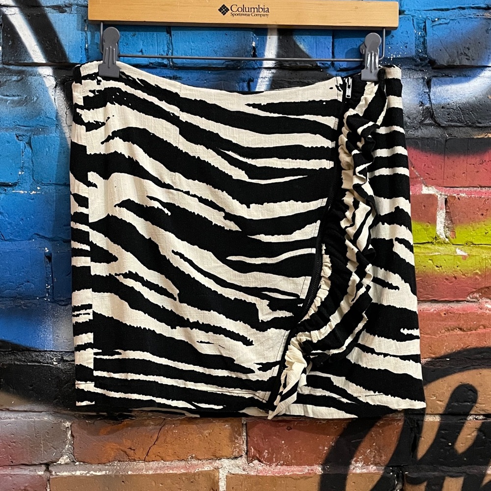 FREE PEOPLE-women’s black/white zebra print short lined zip-off mini skirt